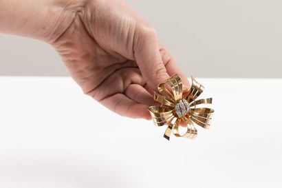 Yellow gold brooch forming a stylized knot...