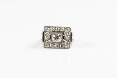 Tank platinum ring stylizing a bow, centered...