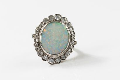 Gold ring adorned with a large opal (16 x...