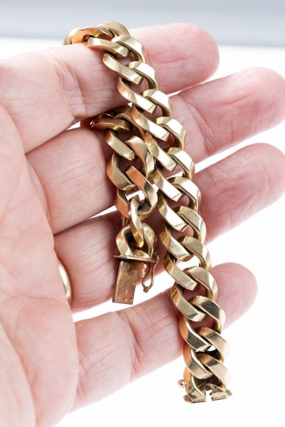 Hollow curb chain bracelet in yellow gold...