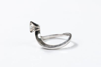 V-shaped white gold ring set with a brilliant-cut...