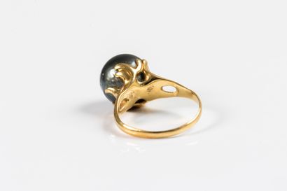 Yellow gold ring set with a Tahitian cultured...