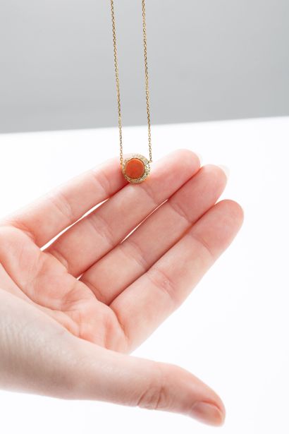 Yellow gold forçat chain centered on a coral...