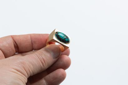 Solid rectangular signet ring in yellow gold,...