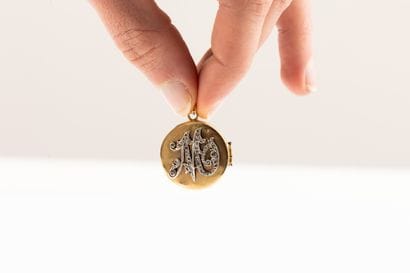 Circular, opening pendant in yellow gold...
