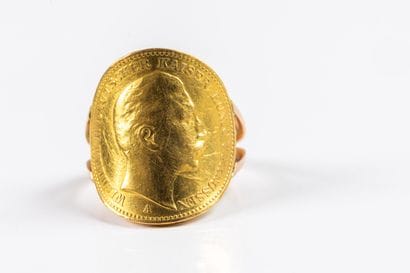 Yellow gold ring set with a curved Napoleon...