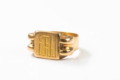 Yellow gold signet ring monogrammed 