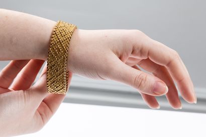 Ribbon bracelet in polished gold. Ratchet...