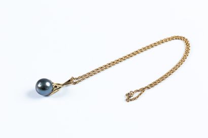 Yellow gold twisted chain with a drop pendant...