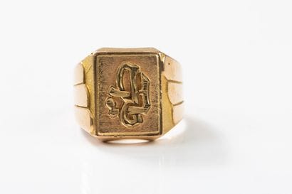 Chevalière in amatized and brilliant gold,...