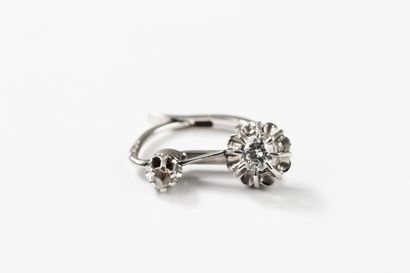 White gold earring set with a brilliant-cut...