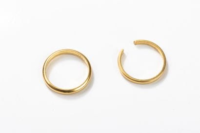 Gold lot including two wedding rings. 
Weight:...