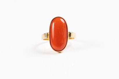 Yellow gold ring set with an oval cabochon...