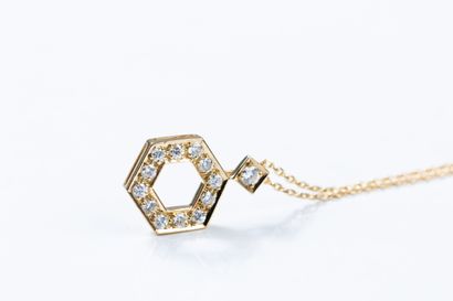 Yellow gold forçat chain with octagonal pendant...