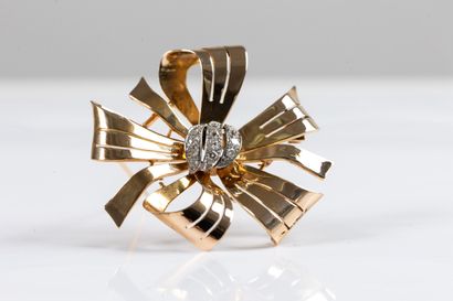 Yellow gold brooch forming a stylized knot...