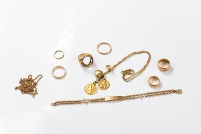 Gold lot comprising 3 rings, two chains and...