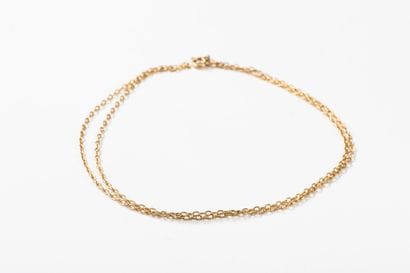 Round forçat chain in yellow gold. Spring-ring...