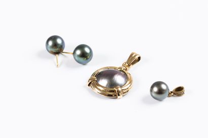 Gold lot comprising a pendant centered on...