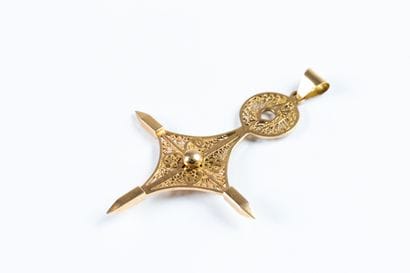 Large Agadez cross in yellow gold with filigree...
