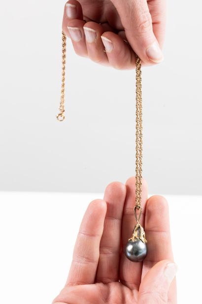Yellow gold twisted chain with a drop pendant...