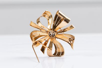 Yellow gold brooch forming a stylized knot...