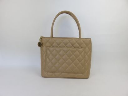 CHANEL 
Médaillon