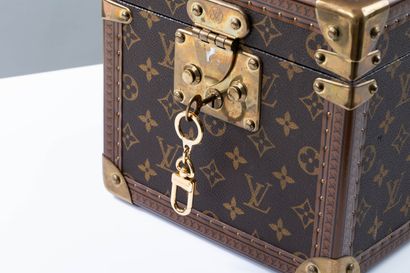 LOUIS VUITTON
Vanity case in monogram canvas...