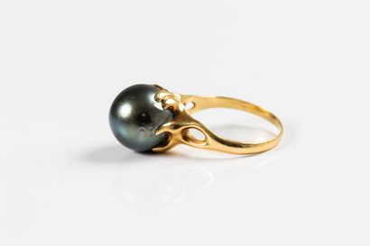 Yellow gold ring set with a Tahitian cultured...