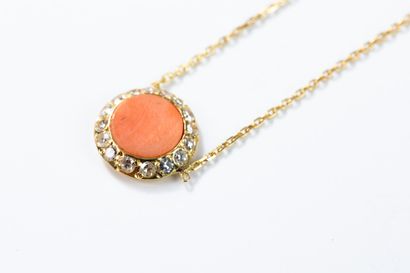 Yellow gold forçat chain centered on a coral...