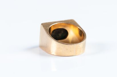 Solid rectangular signet ring in yellow gold,...