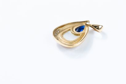 Yellow gold English-link necklace with a...