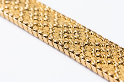 Ribbon bracelet in polished gold. Ratchet...