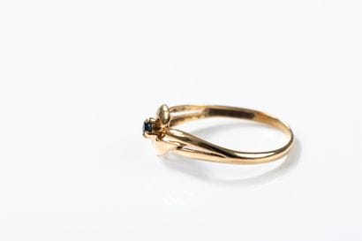 Yellow gold ring set with a sapphire.
TD57...