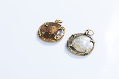 Souvenir holder pendant between two glasses...