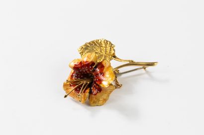 Yellow gold brooch featuring a flower with...