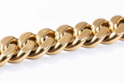 Massive gourmette bracelet in yellow gold....