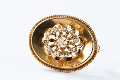Oval brooch in yellow gold set with fine...