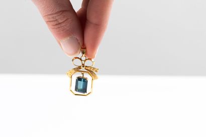 Yellow gold pendant adorned with a blue tourmaline...