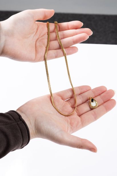 Yellow gold English-link necklace with a...