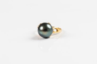 Yellow gold ring set with a Tahitian cultured...