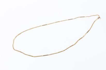 Yellow gold chain with rectangular motifs....