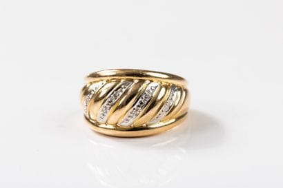 Yellow and white gold band ring decorated...