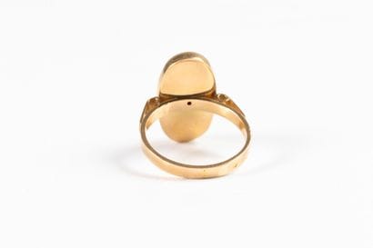 Yellow gold ring set with an oval cabochon...