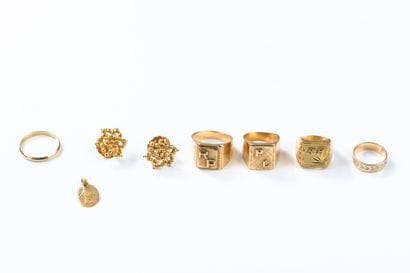 Gold lot including 3 signet rings, two wedding...