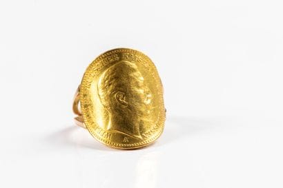 Yellow gold ring set with a curved Napoleon...