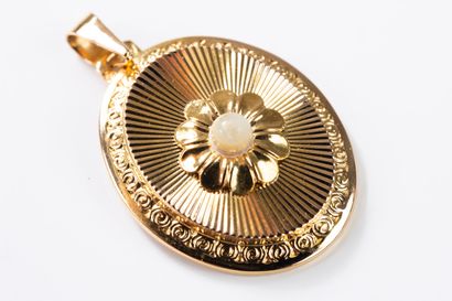 Yellow gold oval pendant with chased and...