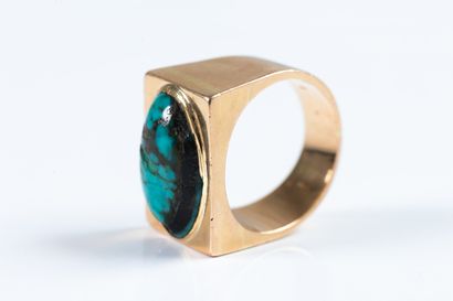 Solid rectangular signet ring in yellow gold,...