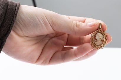 Yellow gold pendant adorned with a shell...