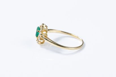 Yellow gold daisy ring centered on an emerald...