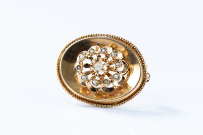 Oval brooch in yellow gold set with fine...